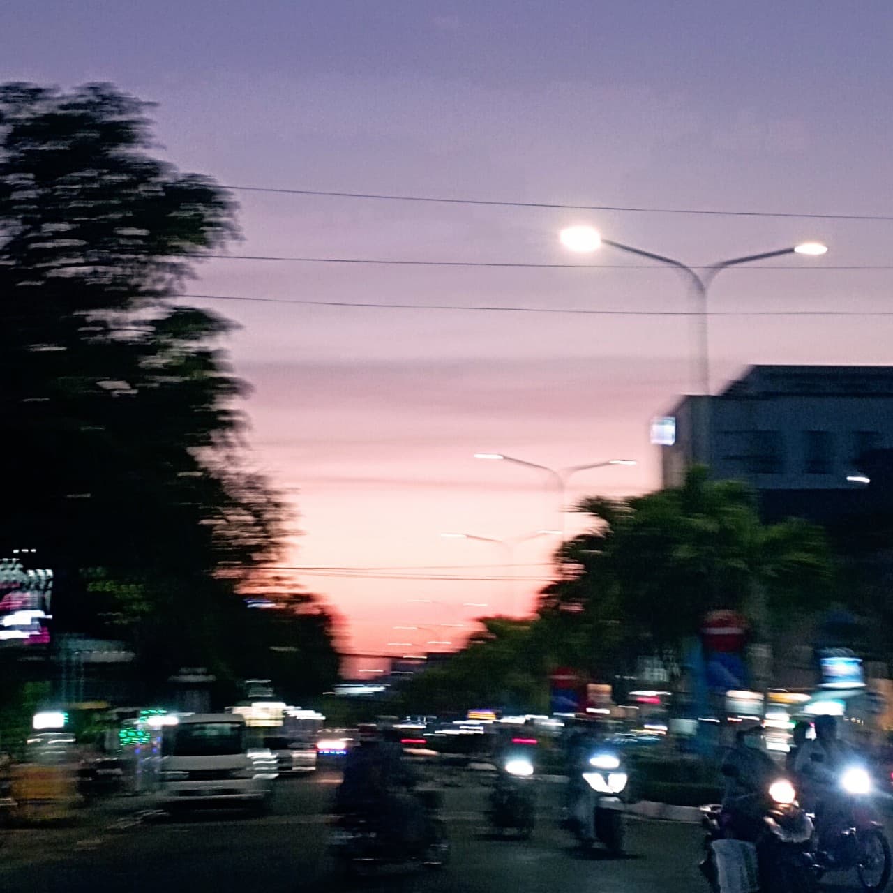 Phố xá và ánh đèn dưới bầu trời tím lúc chiều muộn